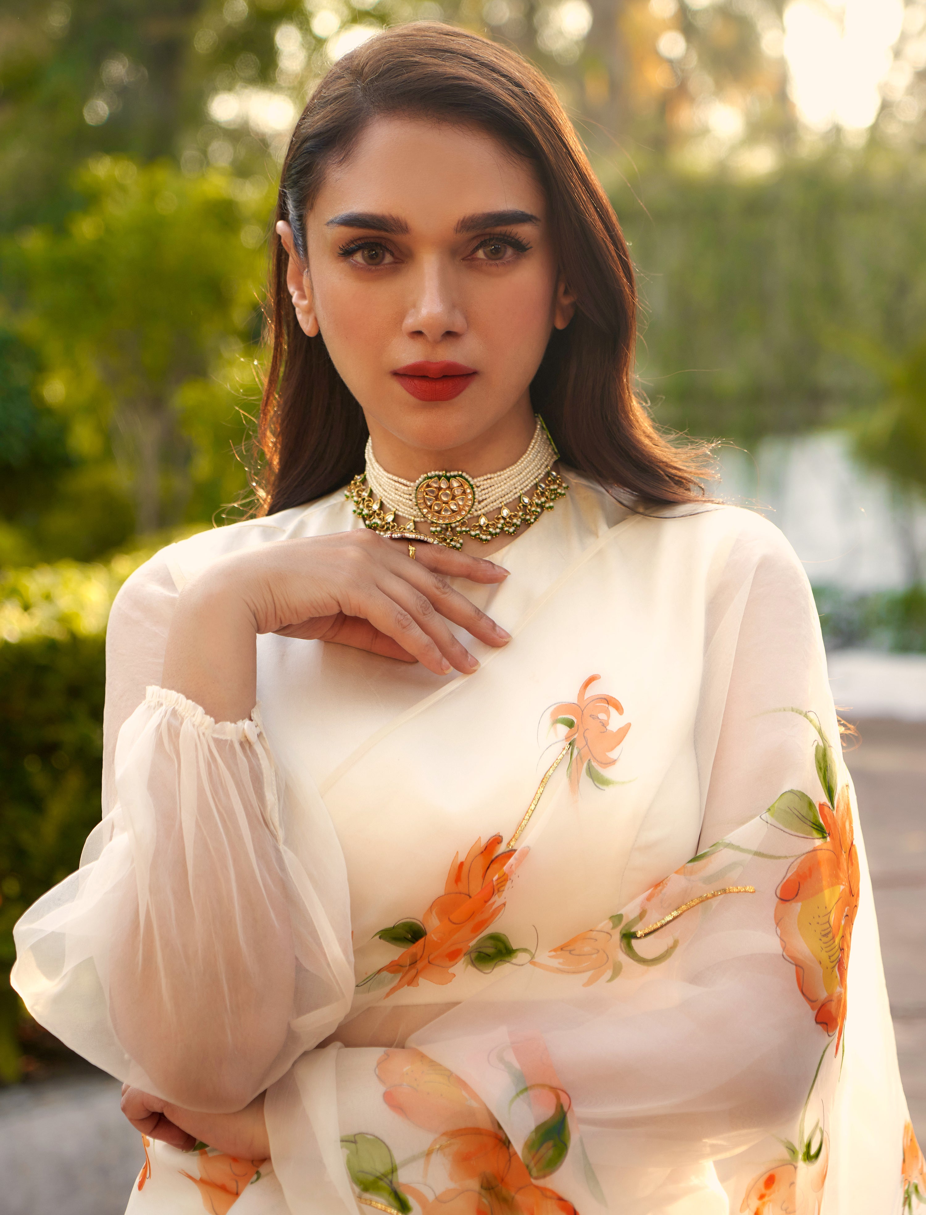 Mirnalini Ravi is a sight to behold in an ivory floral kurta-set!
